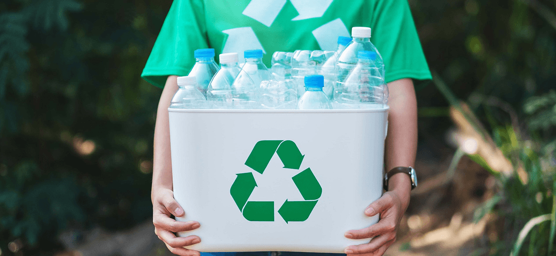 พนักงานถือถังรีไซเคิลพลาสติก